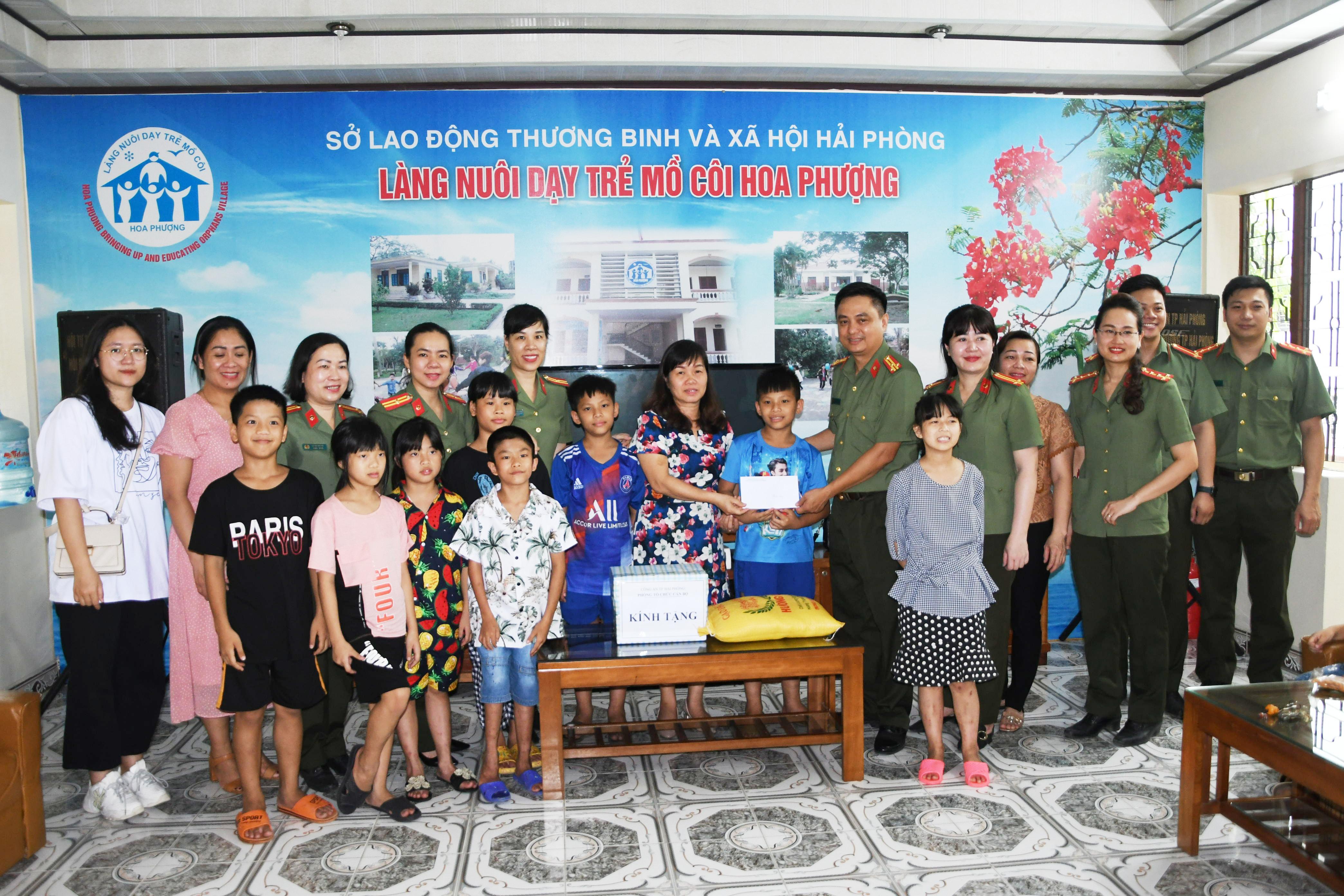 Phòng Tổ chức cán bộ: Thăm, tặng quà làng nuôi dạy trẻ mồ côi Hoa Phượng (Hải Phòng)